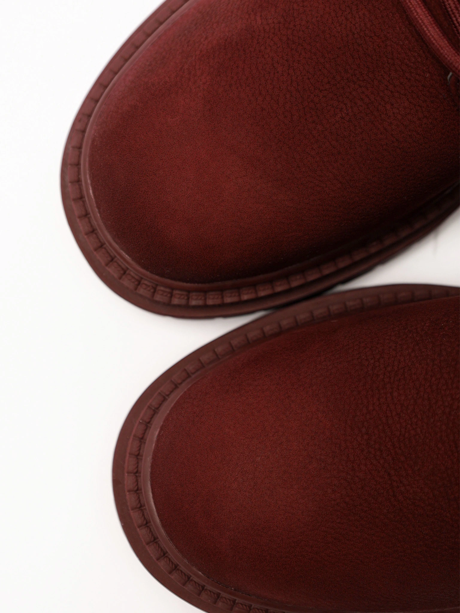 Ботинки бордового цвета на рльефной подошве